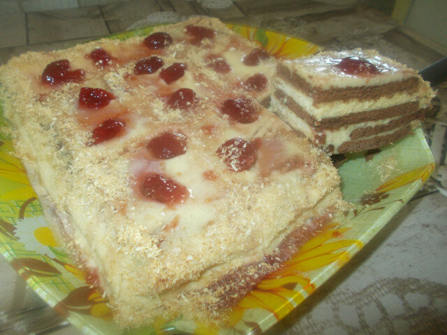 Бисквитена торта с кокос и сладко от череши