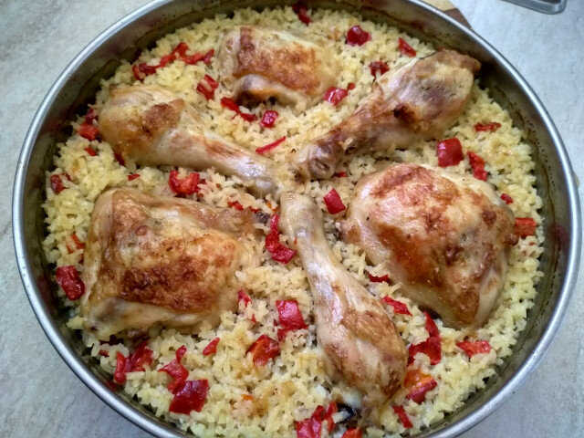 Ориз на фурна с пиле и червени чушки