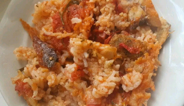 Скумрия с домати и ориз по бабината рецепта
