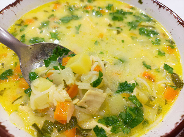 Пилешка супа с фиде и застройка