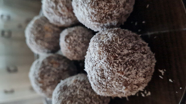 Какаови топки с кокос и фурми
