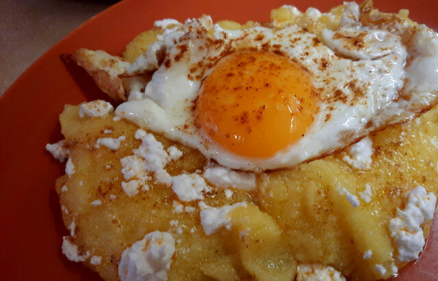 Качамак със сирене и пържени яйца