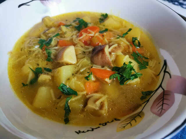 Постна зеленчукова супа с праз и гъби