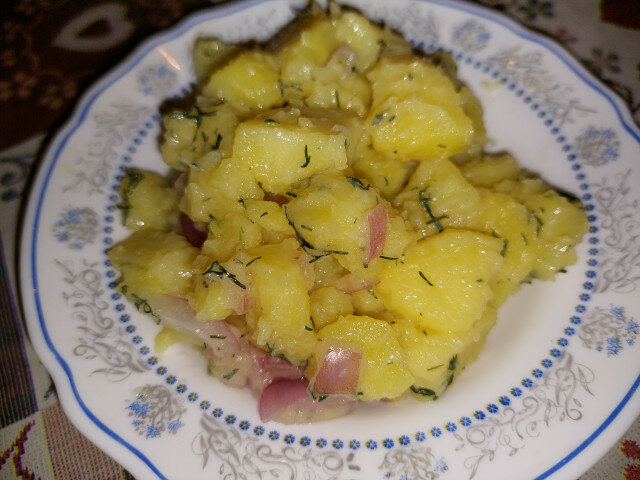 Картофена салата с копър, чесън и лук