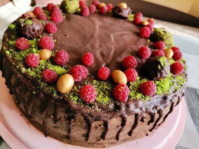 Празнична шоколадова торта с кафе мус