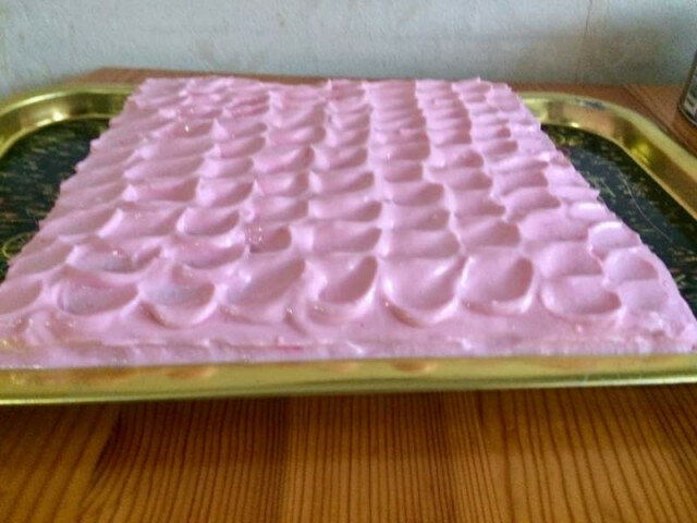 Празнична розова торта със заквасена сметана