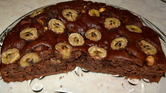 Бананов кейк с шоколад и лешници