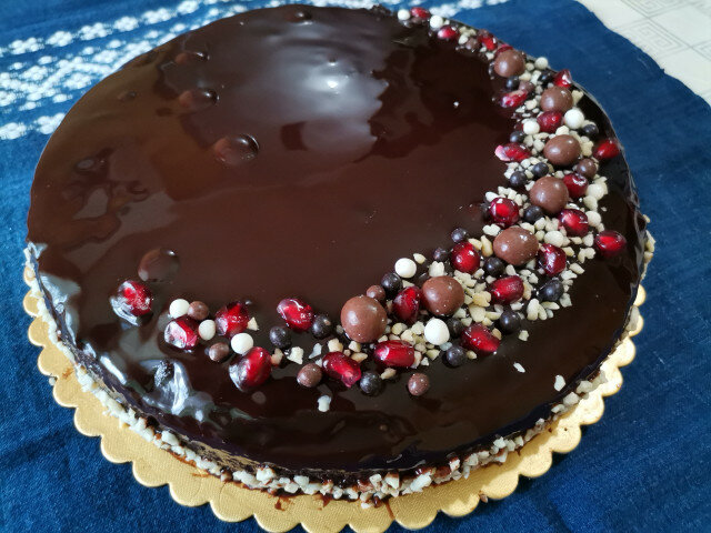 Торта Пияна вишна с огледална шоколадова глазура