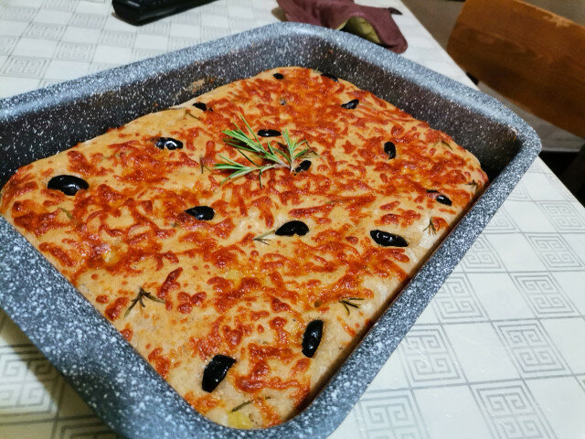 Италианска фокача с маслини и моцарела