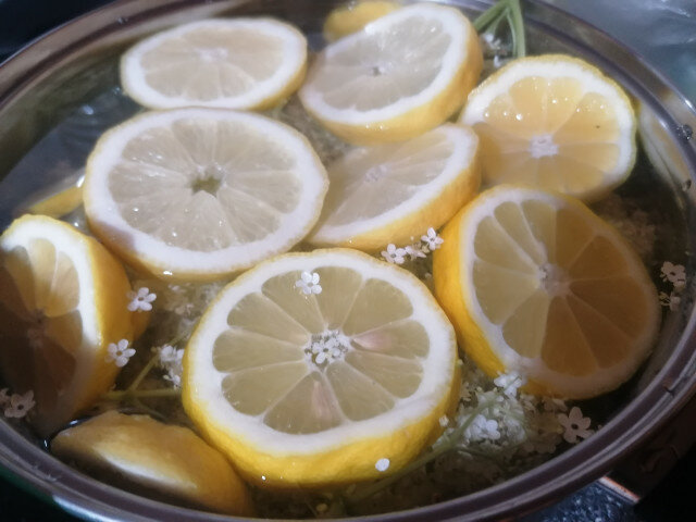 Сироп от бъз с лимони