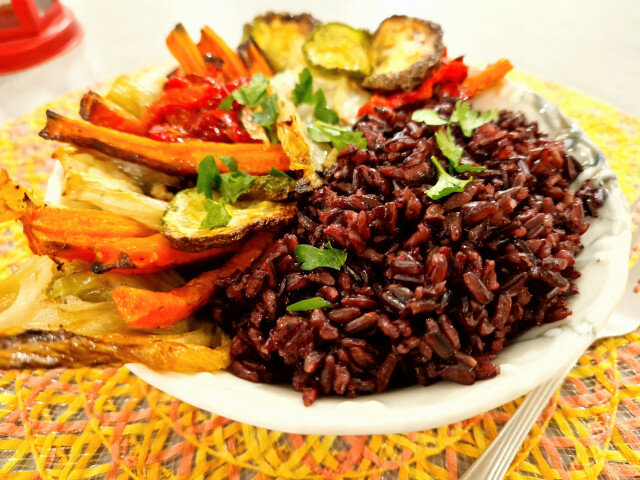 Черен ориз с печени зеленчуци