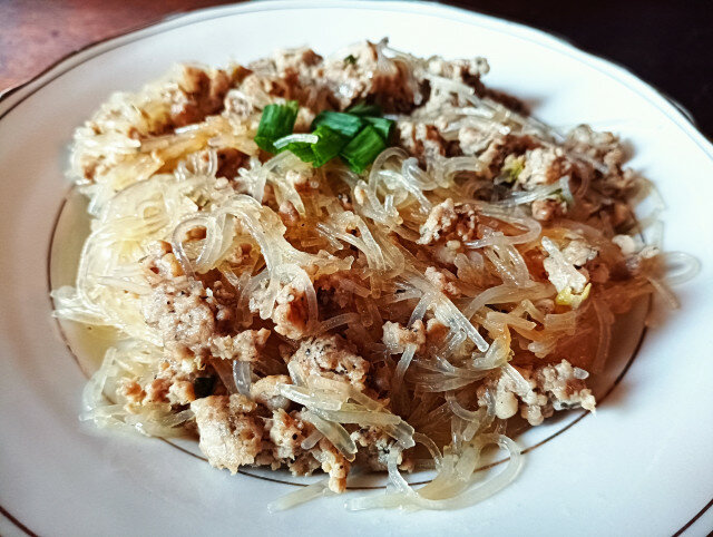 Пържени оризови спагети със свинска кайма