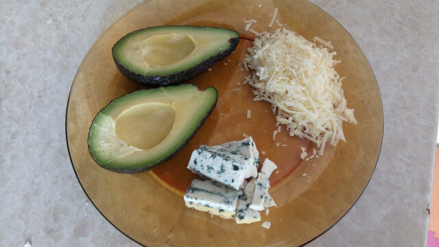 Печено авокадо със синьо сирене