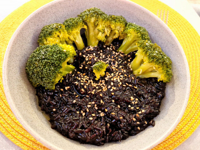Черен ориз с броколи в азиатски стил