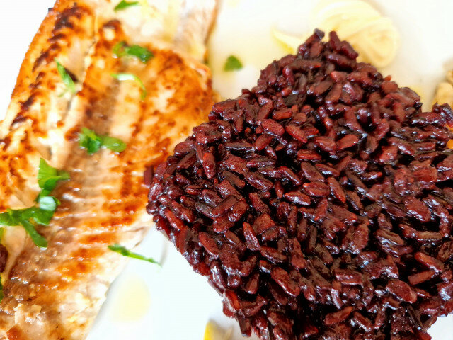 Черен императорски ориз със сьомга