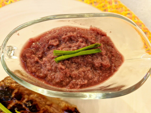 Телешки стек със сос от червен лук и вино
