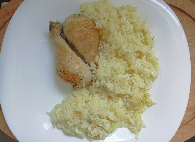 Задушени пилешки бутчета с ориз