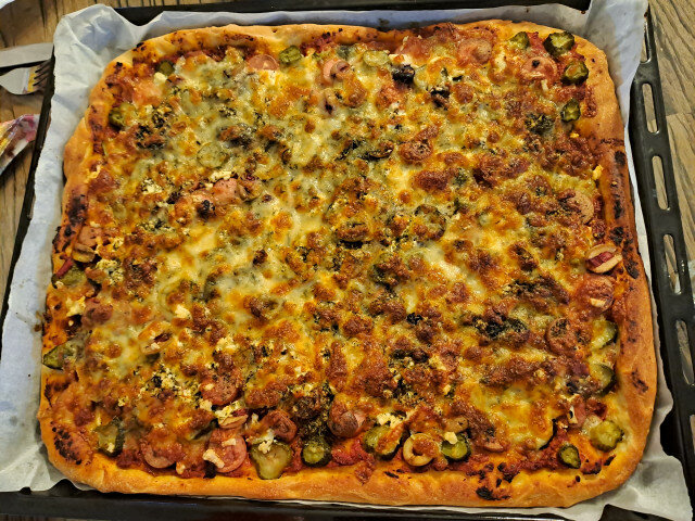 Домашна пица с кисели краставички и кашкавал
