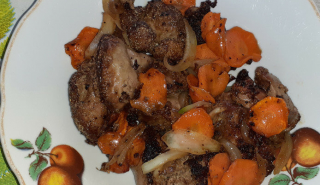 Пикантен пилешки дроб с лук и моркови в йена