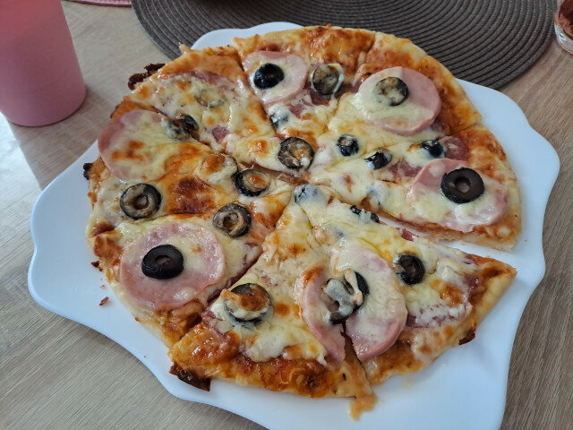 Пица с маслини, шунка и кашкавал