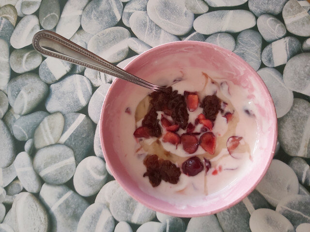Лека закуска с мляко и череши