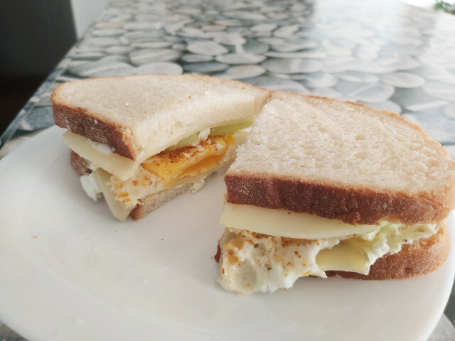 Сандвичи с яйца и чедър
