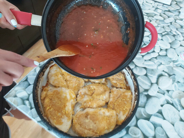 Пилешко с моцарела, пармезан и доматен сос
