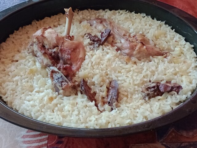 Заек с бял ориз на фурна