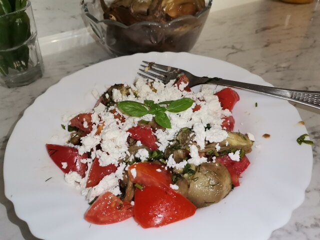 Гръцка салата с патладжан и домати