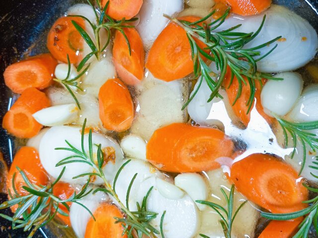 Печено цяло пиле с моркови и картофи