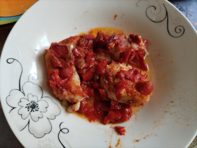 Пилешко месо с печени чушки и доматен сос