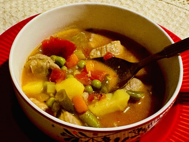 Богата зимна супа със свинско и зеленуци