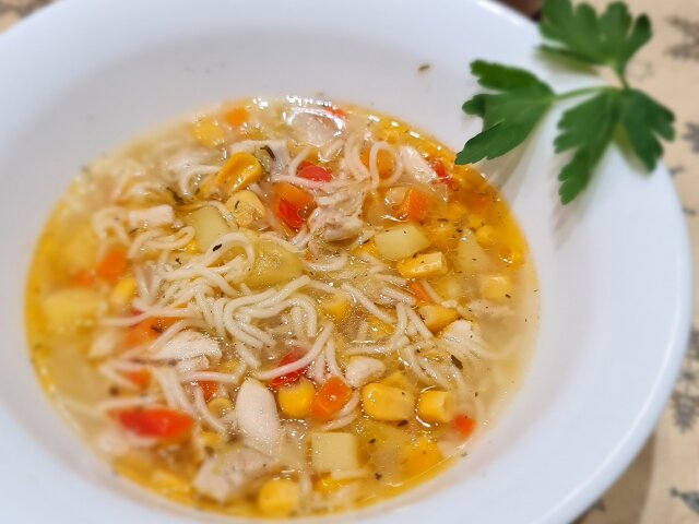 Богата зимна пилешка супа с царевица
