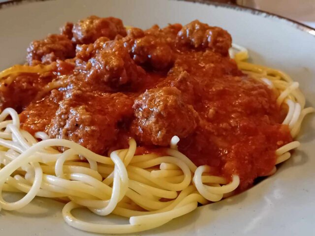 Спагети с печени кюфтета в сос