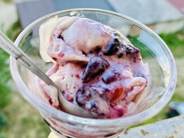 Домашен йогурт сладолед с конфитюр
