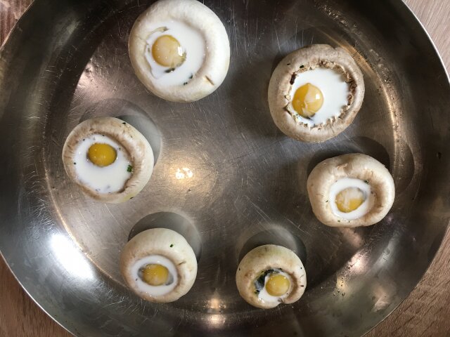 Пъдпъдъчи яйца и сметана в печурки на фурна