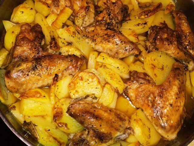 Билкови крилца с картофи и гъби