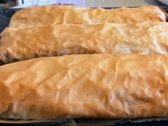 Великденска веган баница с коприва и цвекло