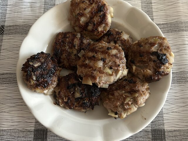 Пикантни кюфтета на скара