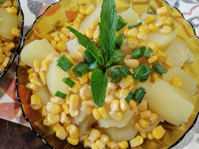 Картофена салата с царевица и зелен лук