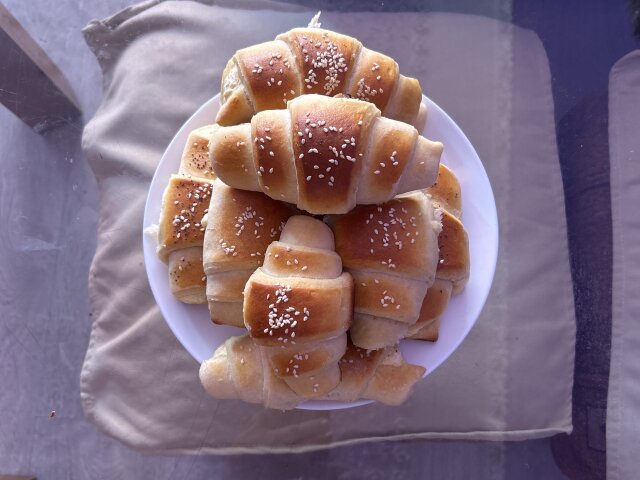 Кифлички със сирене и сусам