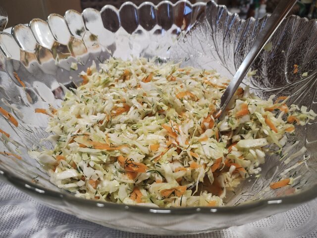 Салата от зеле, моркови и лимонова трева