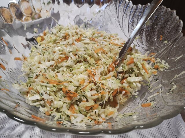 Салата от зеле, моркови и лимонова трева