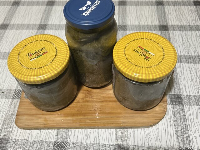 Лозови листа в буркани